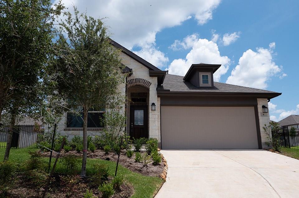 6 Salado Vista Court The Woodlands, Texas Sterling Ridge – The Woodlands - "Lanai" floor plan by Chesmar Homes with Green Certifications & Energy Star ALL appliances included. This single-story home has 3 bedrooms with 4th/study option, 2 full baths, 2-car attached garage, covered patio on a large, fenced cul-de-sac lot. Beautiful tile floors, neutral carpet, high ceilings and blinds on all windows are in mint condition. The spacious family room is open to the breakfast area and kitchen which has a large island. Enjoy breakfast bar seating large and a large pantry, GE appliances. The kitchen has wood cabinets, granite counters and glass tile backsplash. Master suite with bayed window overlooking backyard and master bath with tub and shower, double-bowl vanity, granite countertops & walk-in closet. The utility room is conveniently located off the kitchen and the open floorplan is well designed for easy living. Walk to May Valley Park w/ lighted Tennis & Basketball courts splash pad and park.