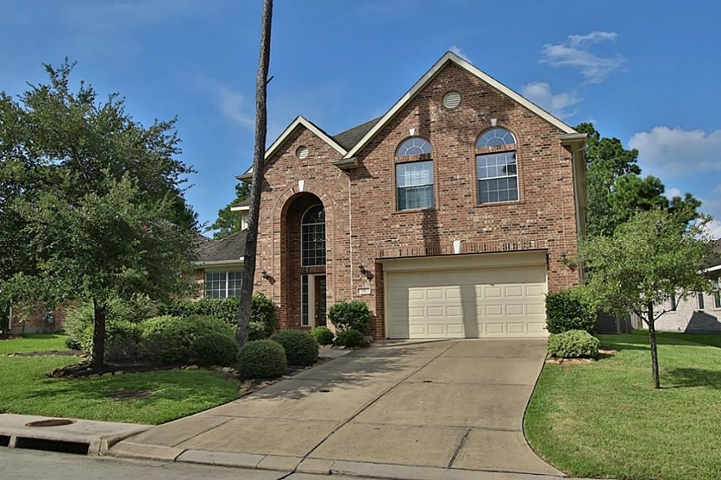 63 S Archwyck Circle The Woodlands, Texas Close to exemplary schools, parks, YMCA & pool! Gorgeous two story ceiling, study w/french doors, formal dinning, open kitchen w/ island, SS appliances and granite countertops. Master suite down with separate shower, jetted tub, double sink and spacious walk in closet. Upstairs, 3 secondary bedrooms plus game/tv room. Yard with plenty of room to play. Perfect family Home!