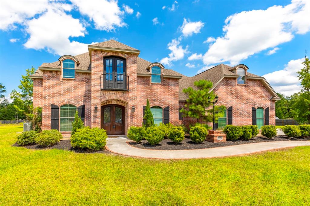 2709 Oak Hollow Circle Kountze, Texas Beautiful custom built home in Rock Creek Ridge and Hardin-Jefferson ISD. This property sits on 1.3 acres and boasts 4,641 sqft with 5bedrooms, 4 baths, and a 2 car garage. Spacious game room, media room, small study/office, and work/craft nook with built-in shelves and desk. Open-air kitchen with brick back-splash, wet bar, breakfast bar, pantry, and professional-grade dual fuel range. Spacious master suite with a walk-in closet, Jack and Jill bath, jetted tub, and walk-in shower. This home is a must-see with plenty of storage and special features throughout.