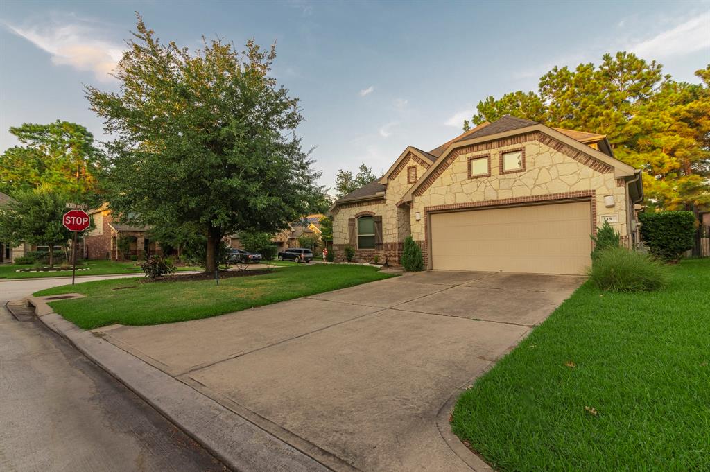18 Arrowfeather Place Spring, Texas GORGEOUS HOME ON THE CUL DE SAC WITH ALL THE AMENITIES THAT THE WOODLANDS HAS TO OFFER! THIS HOME IS READY TO IMPRESS WITH THE UPGRADED KITCHEN BOASTS GRANITE COUNTERTOPS, STAINLESS STEEL APPLIANCES, 42 INCH MAPLE CABINETS, BEAUTIFUL WOOD & TILE FLOORS THROUGHOUT. GREAT LOCATIONS EASY ACCESS TO I-45, US 99, AND WOODLANDS MALL. DON'T MISS THIS OPPORTUNITY TO RENT THIS HOUSE.