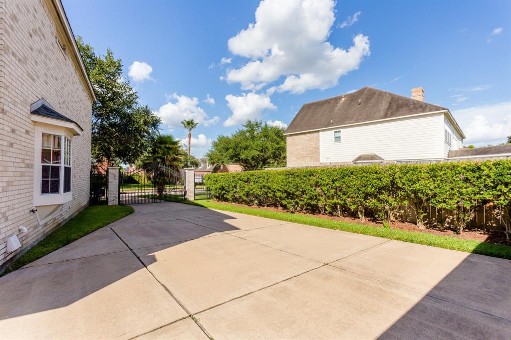 1931 2 Shoreline Drive, Missouri City, Texas 77459, 6 Bedrooms Bedrooms, 6 Rooms Rooms,4 BathroomsBathrooms,Single-family,For Sale,Shoreline,24306940