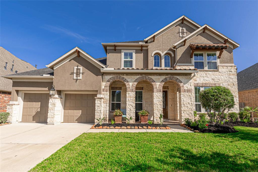 3117 Silver Dawn Court League City, Texas Welcome to 3117 Silver Dawn Ct in highly sough-after Hidden Lakes. If the curb appeal alone doesn't make you fall in love, the modern, clean interior with 20' ceilings, wall of windows, natural light, and amazing gourmet commercial-grade kitchen will do the trick. The home features 4 comfortable bedrooms, with the master bedroom down, an upstairs gameroom, formal dining, bright office/study, a 3 car garage, and large fully fenced backyard with no back neighbors for privacy. The kitchen is a dream with a 16 foot quartz island, commercial grade KitchenAid appliances, a butler's pantry and more. I can't say enough about this home. Walkking distance to the community pool, splashpad, playground, and lakes. Zoned to the Clear Creek Education Village, K-12, which is also walking distance from your new front door. Call today for a private tour.