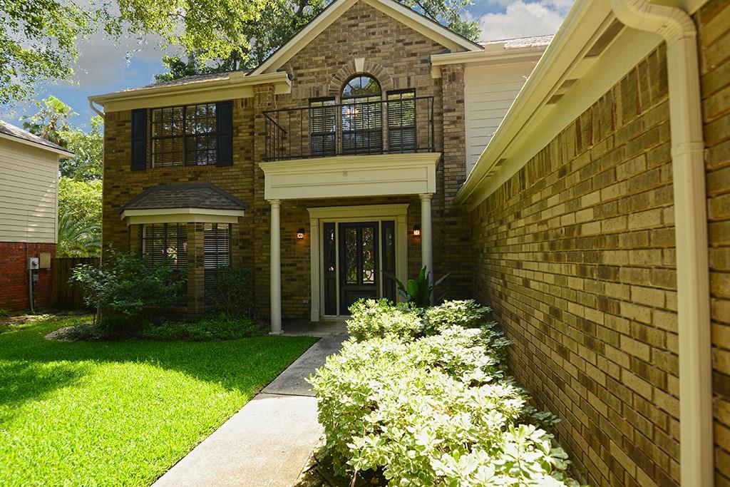 9 Kearny Brook Place The Woodlands, Texas Beautifully updated home on culdesac street and centrally located in The Woodlands * so convenient to neighborhood shopping and wonderful Woodlands schools * numerous replacements * gorgeous granite in kitchen & baths * stainless appliances * includes fridge and washer & dryer * recent flooring down * fenced back yard * huge master & 3 more spacious bedrooms up * what more could you want?