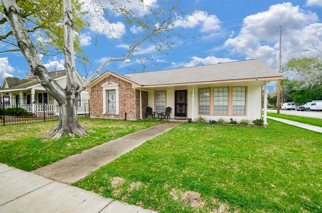 701 Redan Street Houston, Texas Wonderful location in desired Heights area of Houston.Close to parks, restaurants and downtown entertainment. Quaint 3 bedroom home with hardwood floors, neutral paint and original 1960's charm. Washer, dryer, refrigerator and only $50 water bill per month as extras in this lease. Yard maintenance can be included for an additional fee per month.