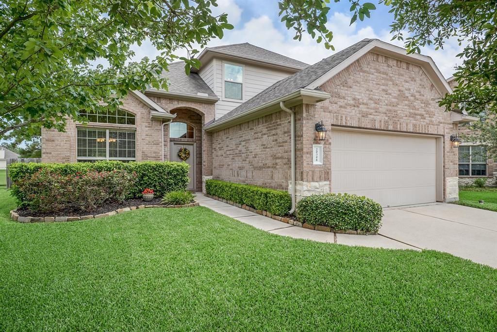 20306 Linshire Drive Spring, Texas Excellent upgrade WATERFRONT home with 4 bedrooms plus huge game, 2.5 baths is ready for move in. Wood Flooring in Living, Master & Dinning, Kitchen features include granite countertops, stainless steel appliances. Light & Bright throughout, with lots of windows providing extensive water views from the interior. Close to I-45 and all the amenities of The Woodlands. Excellent Klein school district!