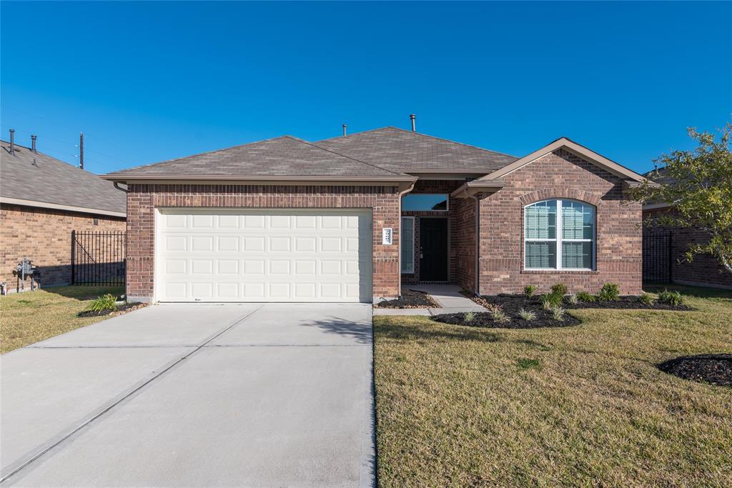 29607 Clover Shore Drive Spring, Texas The Wyndham II floorplan is a lovely 3 bedroom, 2 bath, one story home. Split floor plan with large family room overlooking kitchen and convenient breakfast/kitchen combo perfect for entertaining. Features wood-grain vinyl plank flooring, two car garage, fenced backyard, and a sprinkler system. LAWN MOWING IS INCLUDED! Lease terms vary from 12 to 23 months depending upon available end dates. The specific options for the lease expiration date will be determined when the security deposit is received.