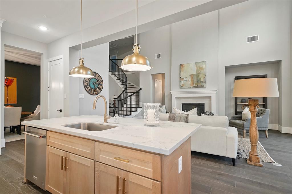 7423 2 Schiller Street, Houston, Texas 77055, 4 Bedrooms Bedrooms, 10 Rooms Rooms,3 BathroomsBathrooms,Single-family,For Sale,Schiller,58661441