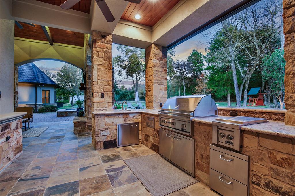 6 Huntington Woods Estates Drive, Tomball, TX 77377