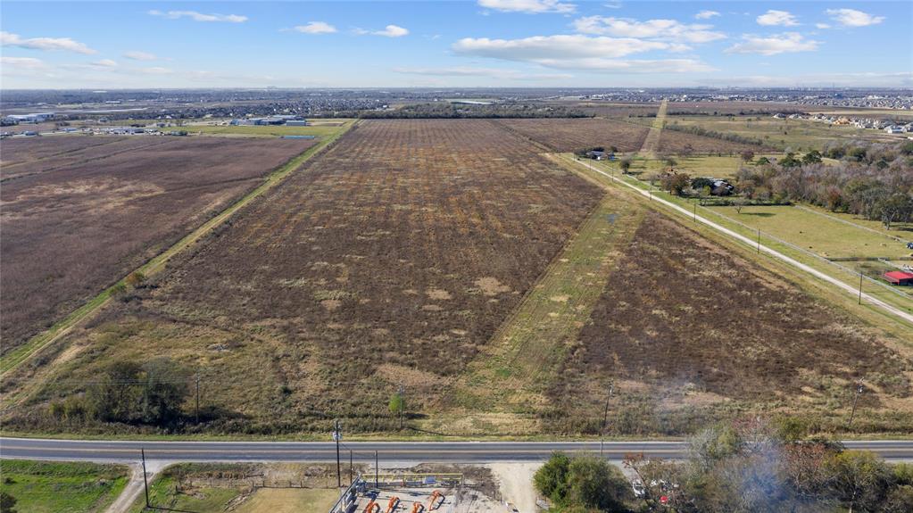 Netter Lane Baytown, Texas Nestled on the edge of Mont Belvieu, this 139.86 acre tract of land is cleared and ready for development. Although the property isn't currently zoned, opportunities exist for a residential subdivision. Utilities (water/sewer) are available from the City of Mont Belvieu. Outfall drainage in place to cover any detention requirements, allowing for full use of all of this property.
Conveniently located half way between Houston and Beaumont on I-10, 3 miles east of Highway 99, 6 miles east of Highway 146. 30 minutes to downtown Houston, 40 minutes to downtown Beaumont.