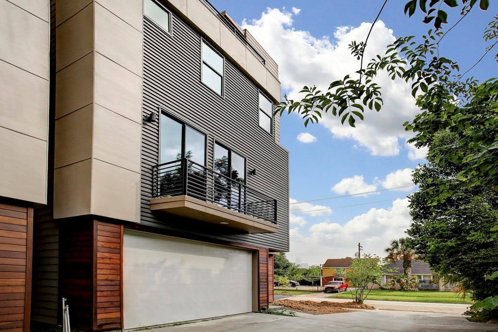 1914 Blodgett Street C Houston, Texas Modern townhouse in the heart of the Texas Medical Center. Marble counters in gourmet kitchen, wood flooring, open living & a roof top patio with 360-degree views looking at downtown and the medical center. The downstairs bedroom is perfect guest/mother-in-law suite or income producer through site like Air BnB because it has a separate entry. Be close to downtown, all stadiums, museums & minutes from both 288 and 59.