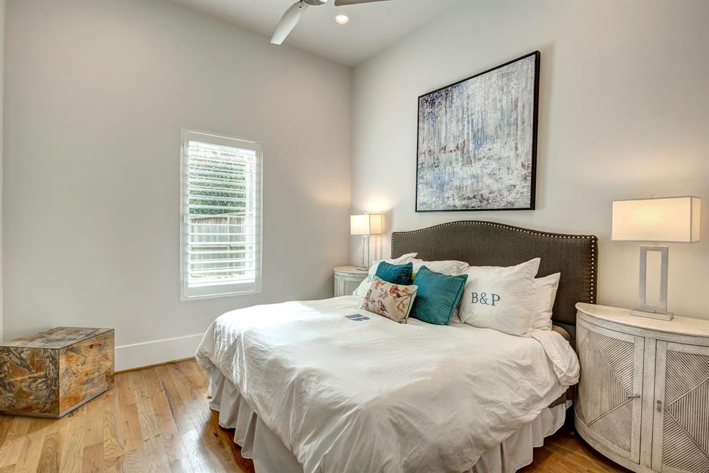 22 E Shady Lane E, Houston, TX 77063