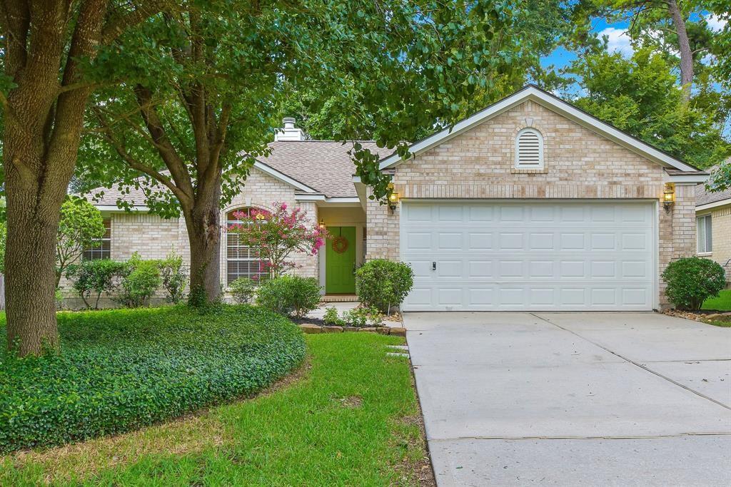 74 S Wynnoak Circle Spring, Texas You must see this amazing home! Accent walls throughout, granite countertops, and a wonderful open floorplan. Great Woodlands location with a large fenced back yard. Ceramic tile, wood-looking flooring, recently updated throughout. Refrigerator and washer/dryer included. Lawn service can be added for an additional fee. Room dimensions should be verified by tenant.