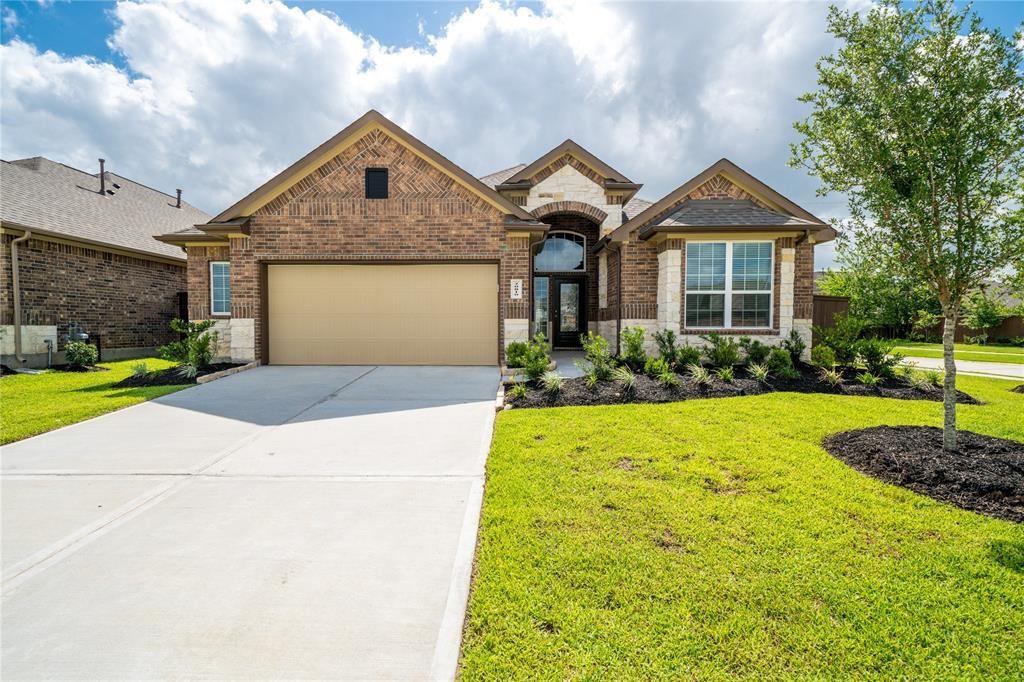 20810 Bradley Gardens Drive Spring, Texas The Wyndham II floorplan is a lovely 3 bedroom, 2 bath, one story home. Split floor plan with large family room overlooking kitchen and convenient breakfast/kitchen combo perfect for entertaining. Features wood-grain vinyl plank flooring, two car garage, fenced backyard, and a sprinkler system. LAWN MOWING IS INCLUDED!