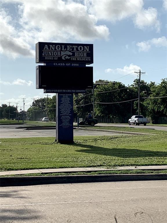 Angleton, TX 77515,689 E KIBER ST