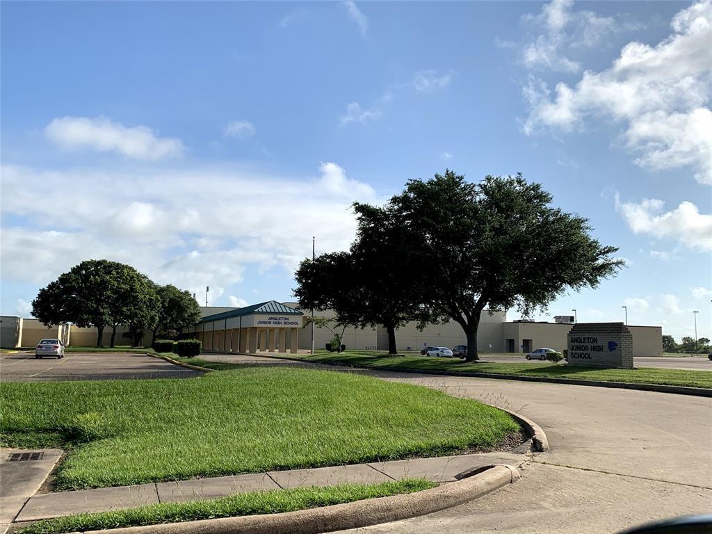 Angleton, TX 77515,689 E KIBER ST