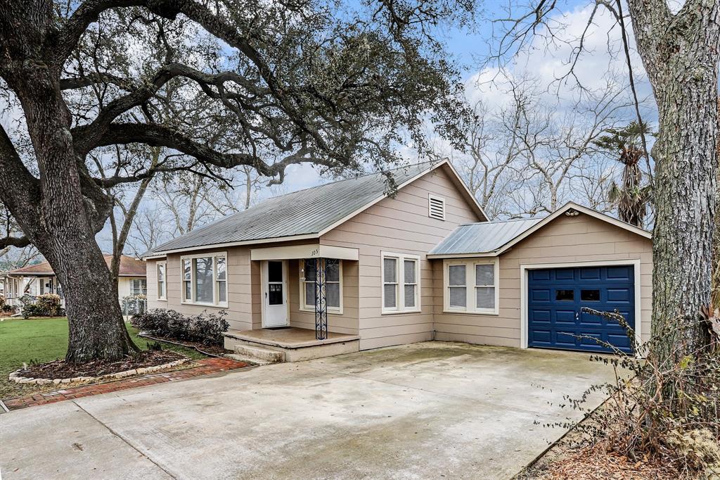 105 S Live Oak Street, Fayetteville, TX 78940