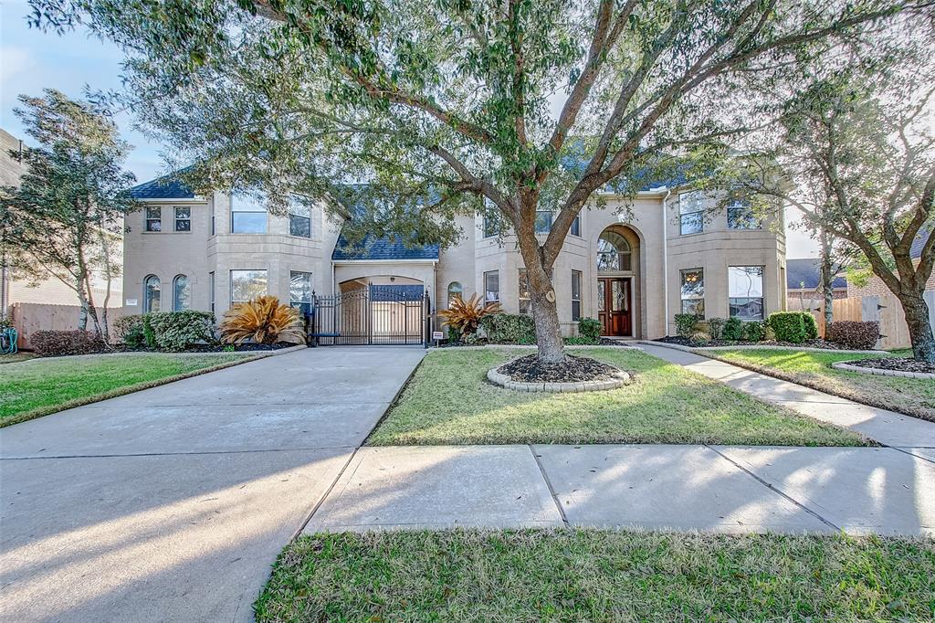 7310 Spring Run Lane Katy, Texas Welcome home to this beautifully maintained Trendmaker lake front home w/5 bedroom, 6.5 bath & pool in highly sought after Grand Lakes. The home has 2 car attached garage w/an additional 2 car garage that has been converted into living space, but easily changed back to garage if desired. This home was built w/ entertaining in mind & truly has it all! Living room, study, large island kitchen w/wine chiller & newly painted white cabinetry & granite countertops. Dinner parties are enhanced by the dining room & open concept family room w/gorgeous fireplace & expansive wall of windows overlooking the backyard oasis w/ pool/spa & large covered patio. Wrought iron stair rails lead to the expansive second floor w/4 bedrooms, 4 full baths, game room & media room. Zoned to award-winning Katy ISD schools. Close to commuter routes including Westpark Tollway, Grand Parkway/99 & I-10 & close proximity to neighborhood park, schools, YMCA, shopping & restaurants. Come make this house your new home!