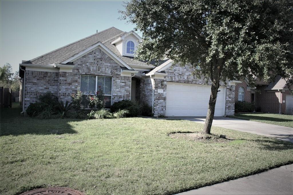 22735 Northgate Ridge Drive Drive Spring, Texas Amazing 2-story home in Northgate Crossing. Minutes to woodlands Mall, I-45, Hardy Toll Way, and Grand Parkway. Beautiful house you must see! Spacious 2 story home with 4 large bedrooms. All bedrooms on the first floor and one game room upstairs. Two and half bathrooms. Wonderful interiors including open concept floor plan, big kitchen with breakfast area, formal dining room, walk-in pantry, real wood flooring through out, huge back yard
with covered patio.