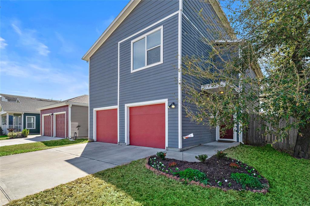 Welcome home. Inner loop recent construction Single Family Home in a community of similar properties.