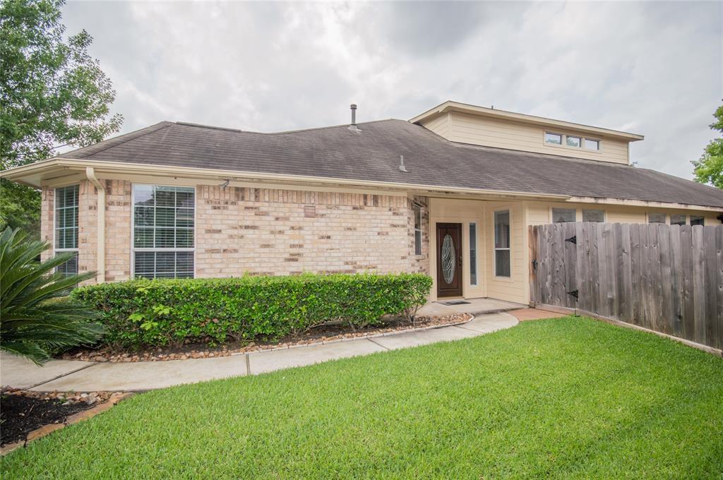 11 S Bendrook Loop Conroe, Texas Beautiful 2 bedroom home in gated 55+ community! This gorgeous home features a stunning kitchen with tile backsplash all the way up to the ceiling, granite counters, and stainless steel appliances - refrigerator stays! The primary bathroom is spacious with two walk in closets and double sinks, along with the separate bath and tub. The secondary upstairs bedroom also has a full bath. Enjoy your backyard year round with a covered patio space as well! This home also has a full house generator!!Apply today!!