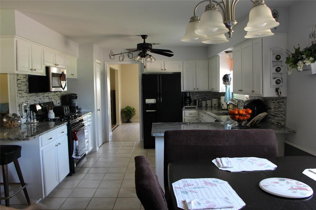 Breakfast area, Kitchen, Leads to formal dinning area