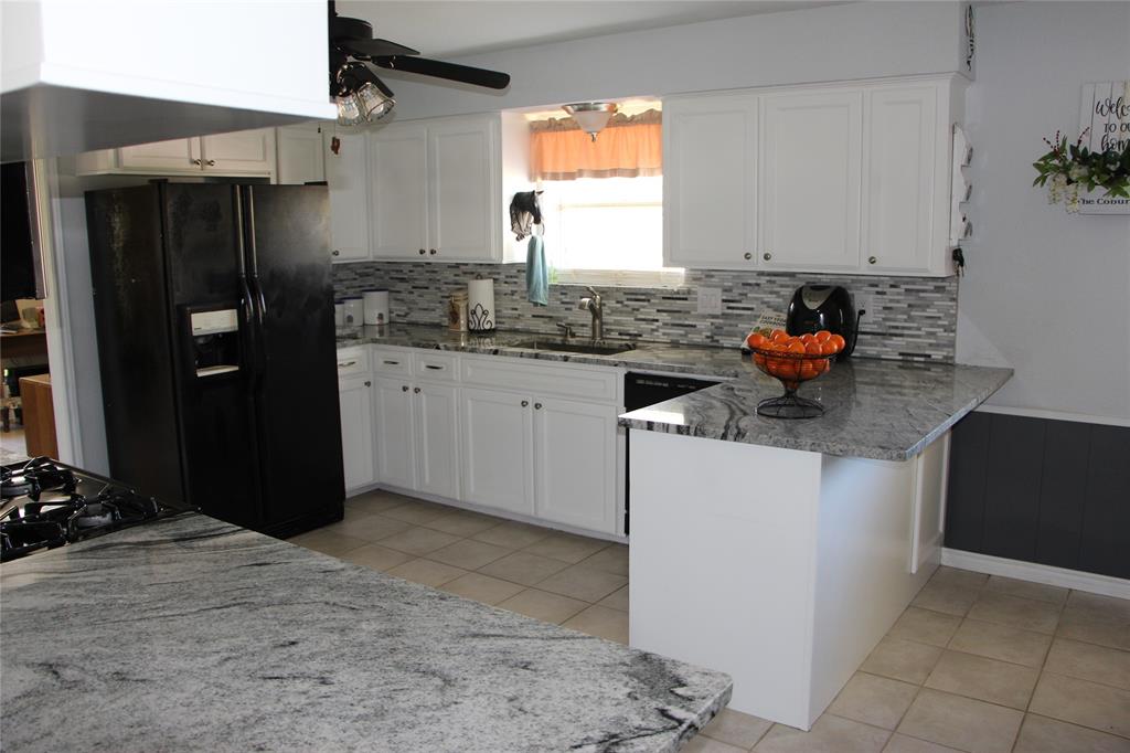 Black and white granite counter tops. Glass back splash, h