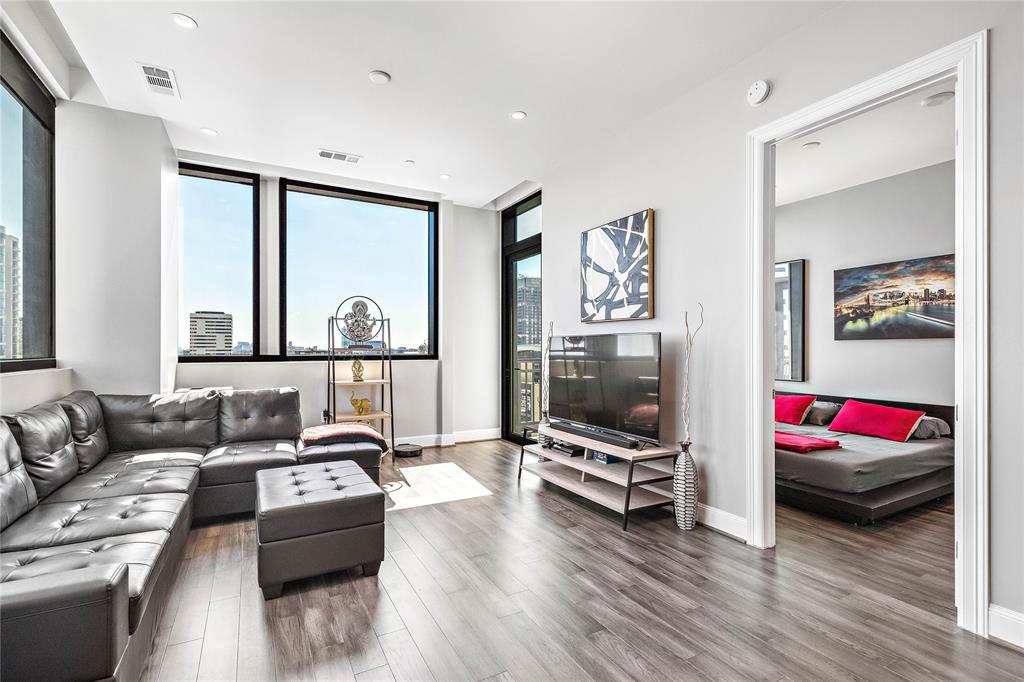 1211 Caroline Street, Houston, Texas 77002, 1 Bedroom Bedrooms, 4 Rooms Rooms,1 BathroomBathrooms,Mid/hi-rise Condo,For Sale,MARLOWE,Caroline,58551451