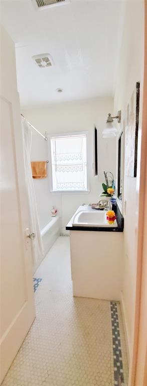 1655 1 Marshall Street, Houston, Texas 77006, 2 Bedrooms Bedrooms, 8 Rooms Rooms,2 BathroomsBathrooms,Single-family,For Sale,Marshall,82958054