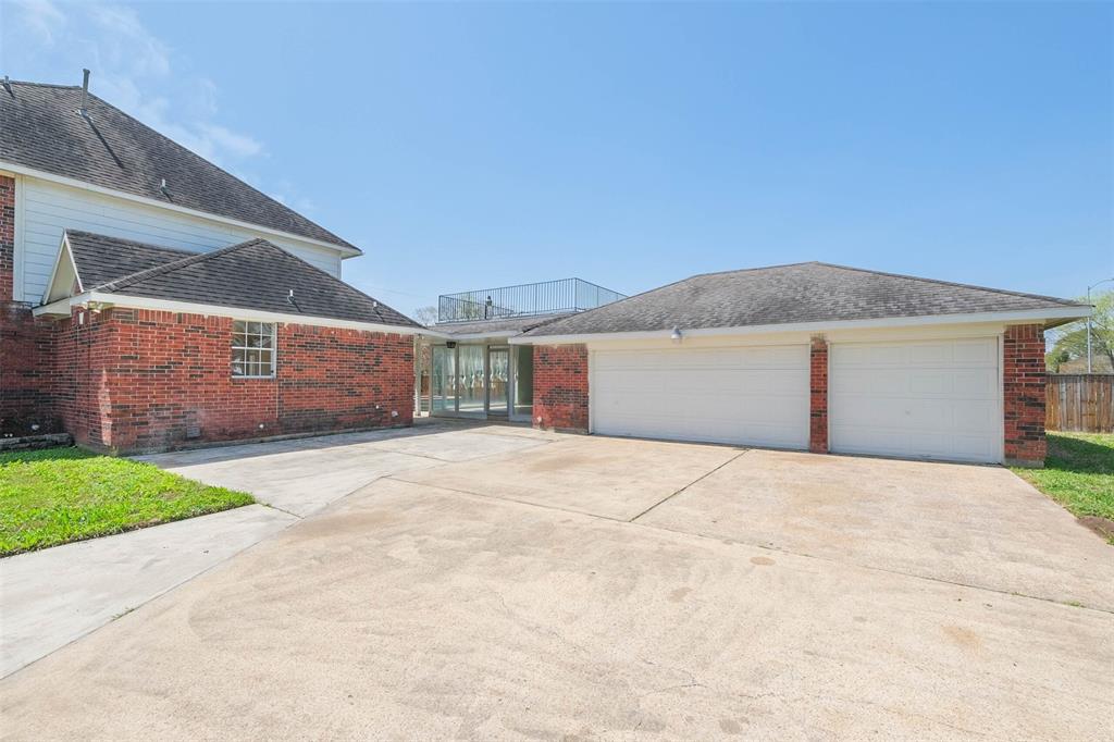 10404 2 Wingtip Drive, Houston, Texas 77075, 5 Bedrooms Bedrooms, 15 Rooms Rooms,4 BathroomsBathrooms,Single-family,For Sale,Wingtip,87807753
