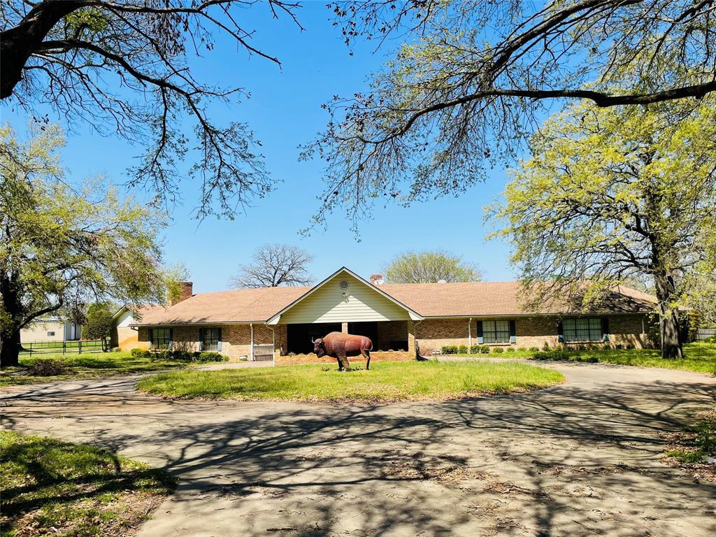 11911 FM 831 Buffalo, Texas Buffalo 6 BED 4 BATH on 12+/-AC -
Massive size house with an absolute Beautiful property featuring a picture perfect view of the back porch.
This 6,000+/- SQ FT Home has plenty of room to entertain all the friends and family with the 6 Bedrooms, 2 living areas and even an Office all sitting on a great property with an awesome fishing lake.