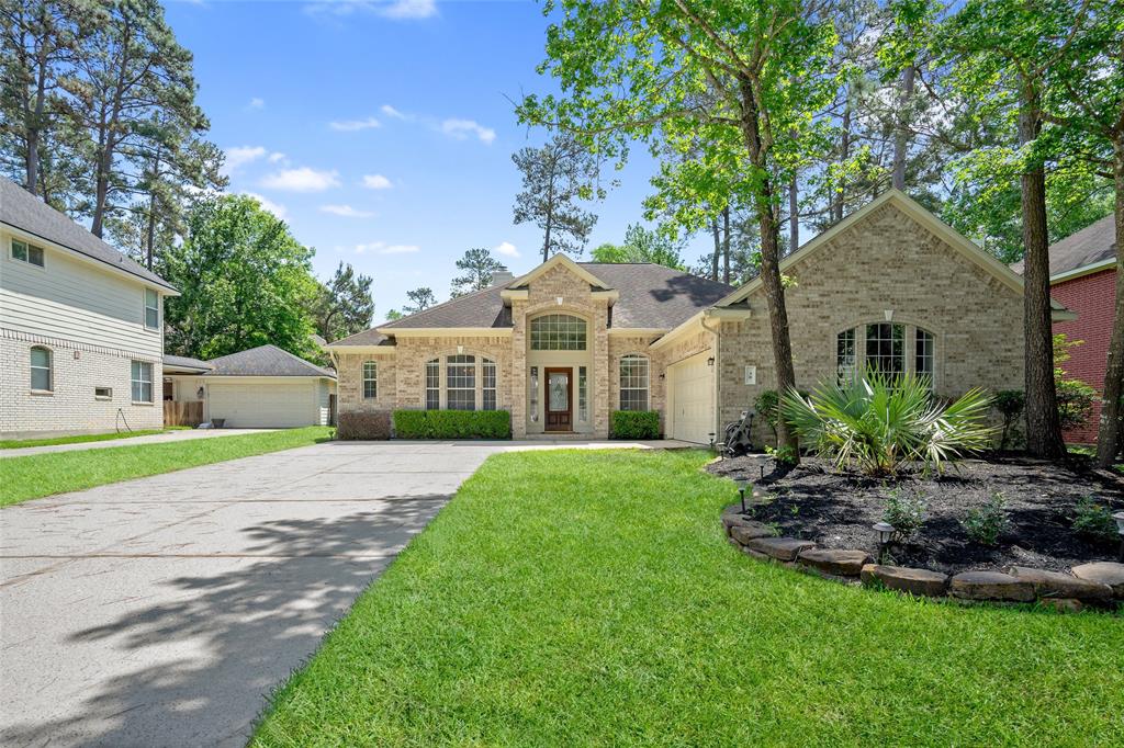 30 Taupewood Place The Woodlands, Texas Beautiful One Story property located in the Section 74 of ALDEN BRIDGE, THE WOODLANDS. This property offers 3 Bedrooms and 2 Full Bathrooms and wonderful backyard. High Ceilings and Open Concept layout thru the kitchen, living space and breakfast area. Exemplary Conroe ISD schools!!