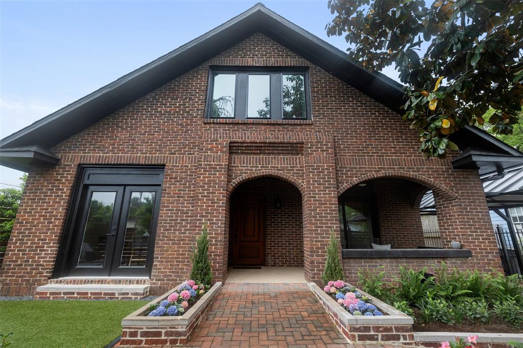 Gorgeous brick bungalow located in one of the most walkable sections of Houston Heights.