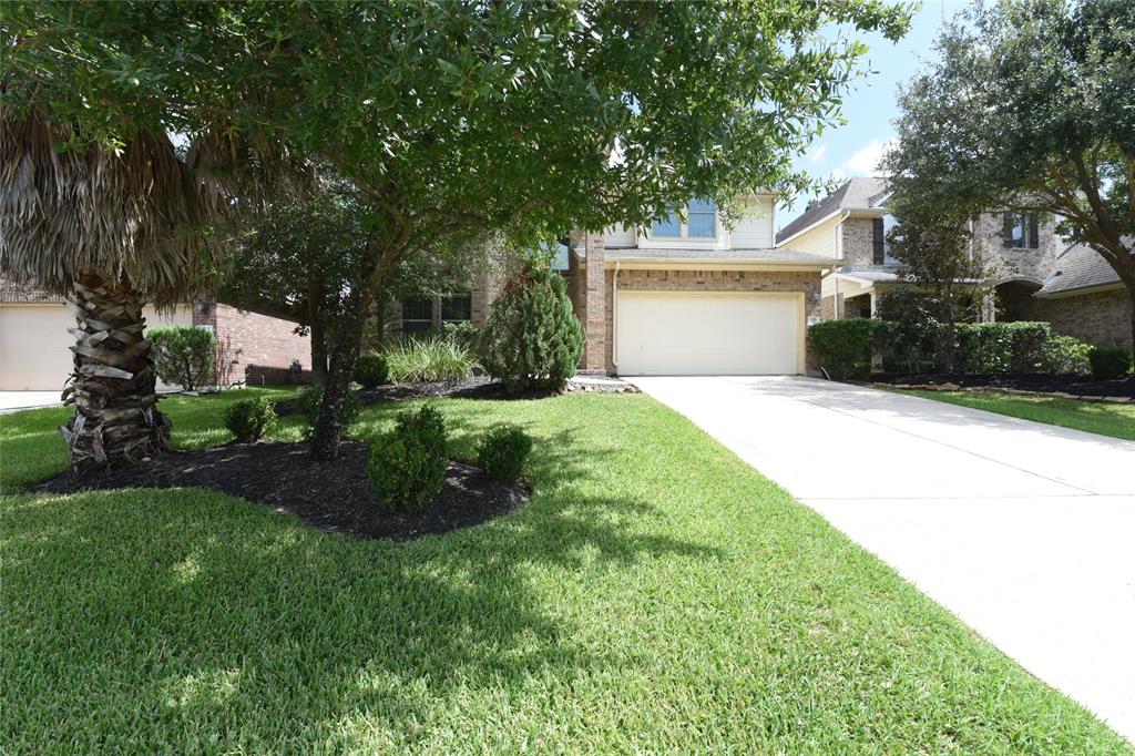 118 E Lasting Spring Circle Spring, Texas This home is an entertainer's dream w Outdoor granite kitchen w stainless steal grill & sink. Gorgeous backyard w Sprinkler System.The open design flows beautifully from the grand Entry to the enormous Family Room. Gourmet kitchen w Stainless Steal appliances Granite counter tops, 4 Bedroom,2.5 bath,2 car garage.Master Bath RETREAT ON MAIN FLOOR W/BATH HAS GARDEN TUB Walk-In closet. Great gameroom upstairs to enjoy with family. WASHER, DRYER AND REFRIGERATOR INCLUDED. Home is available to move in 6-1-2021