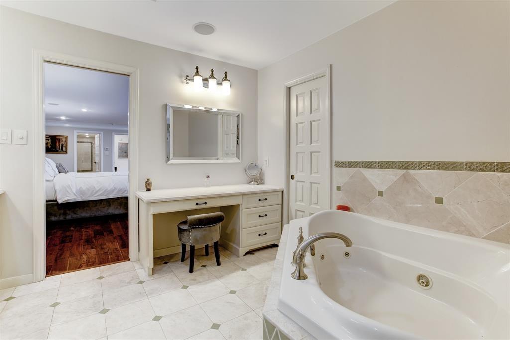 990 2 Post Oak Lane, Houston, Texas 77056, 3 Bedrooms Bedrooms, 9 Rooms Rooms,4 BathroomsBathrooms,Single-family,For Sale,Post Oak,70617142