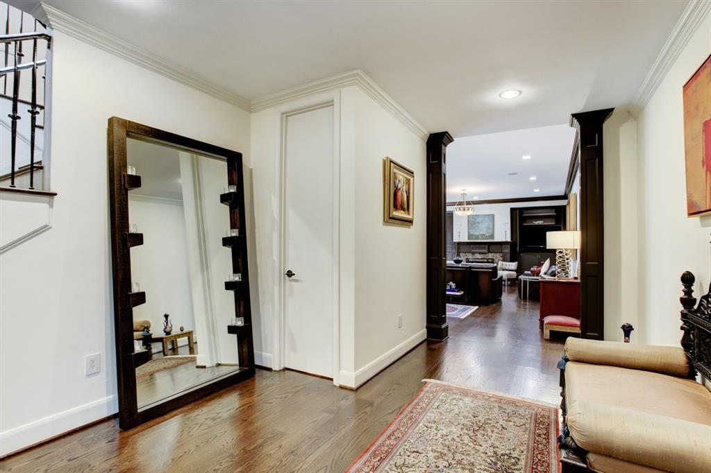 990 2 Post Oak Lane, Houston, Texas 77056, 3 Bedrooms Bedrooms, 9 Rooms Rooms,4 BathroomsBathrooms,Single-family,For Sale,Post Oak,70617142