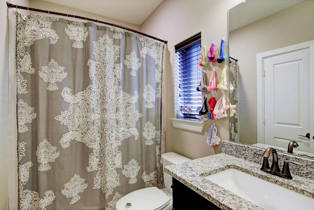 En suite to third floor bedroom. Granite with the vanity/sink & shower/tub combination.