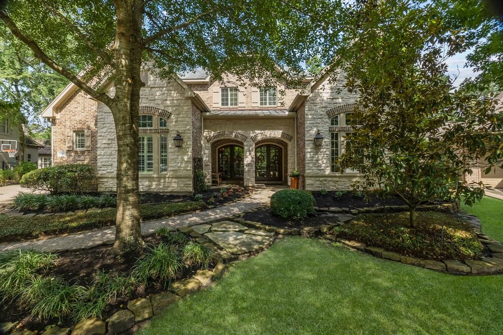 58 W Majestic Woods Place The Woodlands, Texas Spruce Canyon gem on cul-de-sac street w/no rear neighbors! Great curb appeal begins with the front porch w/double french doors & stone accents.Once inside,enjoy wood floors,sweeping staircase w/iron balusters,stately study w/fireplace,large open family room with views of the sparkling pool,dramatic dining room with groin vault ceiling,cozy fireplace,and adjacent bar area!Kitchen is a cook's dream w/island,SS Viking appliances including gas cooktop and double oven,abundant storage, & nearby planning desk.Primary suite includes sitting area overlooking the backyard and spa-like bath with barrel ceiling & dual-sided fireplace!2nd bedroom down provides plenty of floorplan flexibility!3 bedrooms/baths upstairs plus huge gameroom w/built ins,wet bar and balcony overlooking the private backyard!Finished bonus space has endless possibilities for craft room or 2nd office!Relax & unwind in the backyard complete w/pool,spa, waterfall, & covered lanai w/outdoor kitchen,speakers & fireplace!