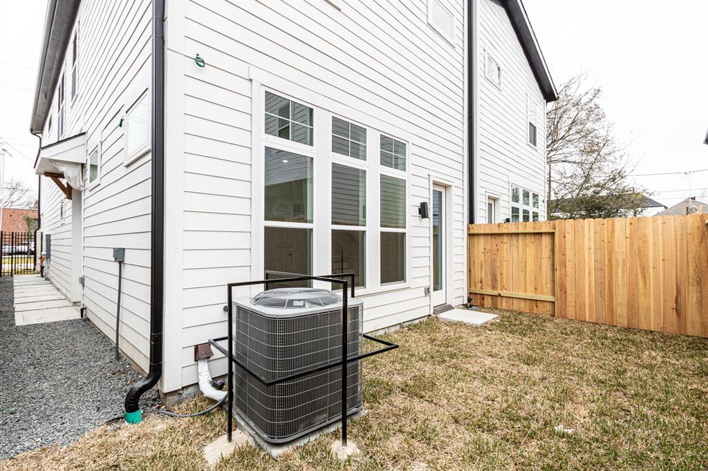 3210 2 Live Oak Street, Houston, Texas 77004, 3 Bedrooms Bedrooms, 4 Rooms Rooms,2 BathroomsBathrooms,Single-family,For Sale,Live Oak,77869192