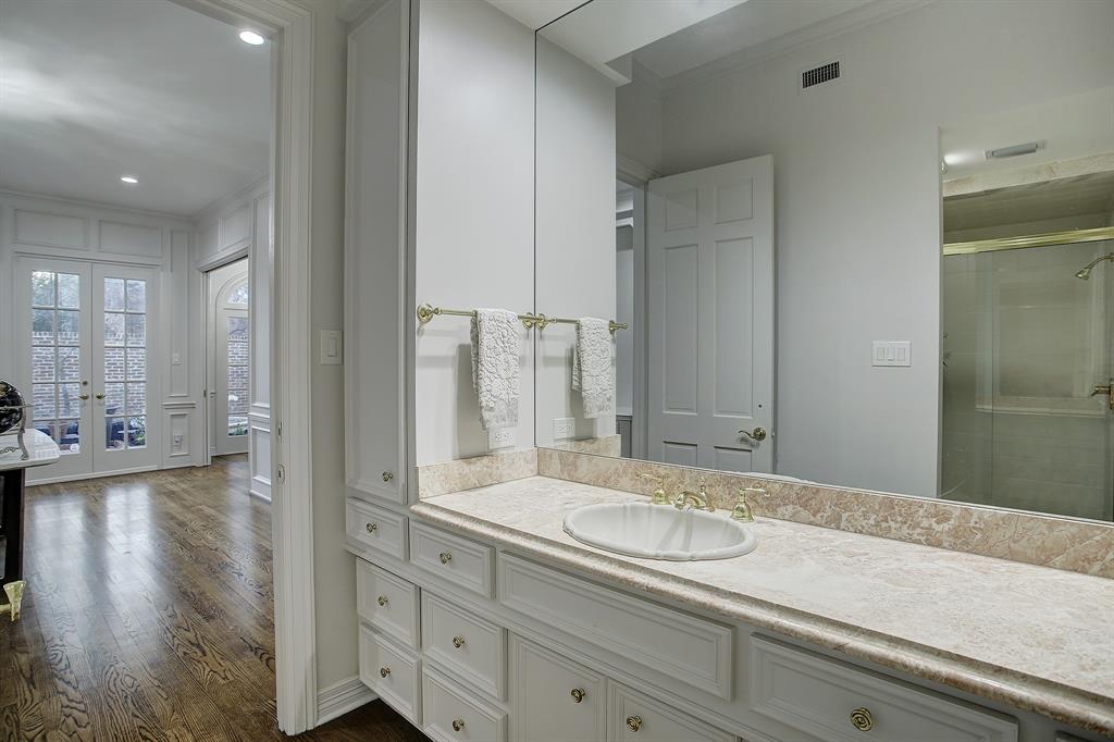 983 2 Post Oak Lane, Houston, Texas 77056, 3 Bedrooms Bedrooms, 10 Rooms Rooms,3 BathroomsBathrooms,Townhouse/condo,For Sale,Post Oak,42213316