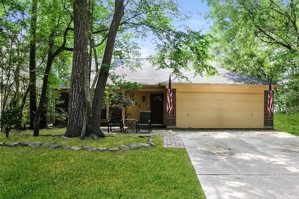 131 W Golden Arrow Circle Spring, Texas This Spring home boasts an open floor plan and vaulted ceilings! The family room is open to the dining room and there's a beautiful fireplace in the middle. The eat-in kitchen includes an island and plenty of counter-top space. You will love the master bedroom, which features double sinks, a separate shower and a garden tub. The deck in the backyard is the perfect place to entertain guests!