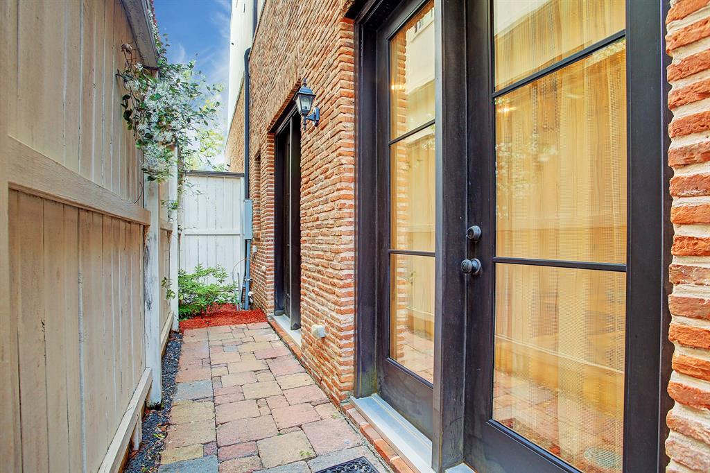 1307 4 Rosedale Street, Houston, Texas 77004, 3 Bedrooms Bedrooms, 9 Rooms Rooms,4 BathroomsBathrooms,Townhouse/condo,For Sale,Rosedale,66048480