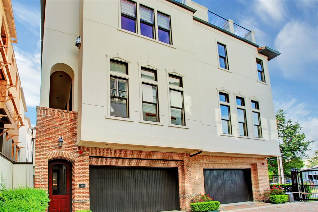 1307 4 Rosedale Street, Houston, Texas 77004, 3 Bedrooms Bedrooms, 9 Rooms Rooms,4 BathroomsBathrooms,Townhouse/condo,For Sale,Rosedale,66048480