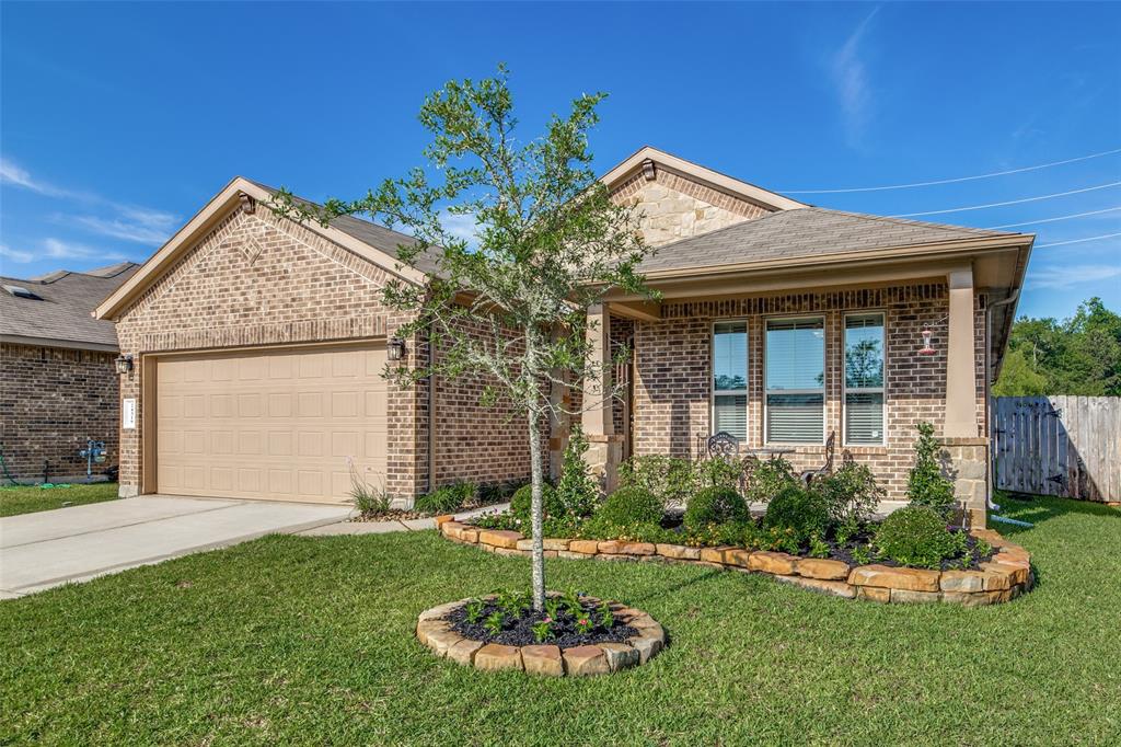 24319 Ravenna Landing Loop Spring, Texas *WE HAVE ACCEPTED AN APPLICATION* Don't miss this beautiful home in Hampton Creek, just minutes from The Woodlands, Grand Parkway and Exxon Mobil. This 3 bedroom, 2 bathroom home boasts high ceilings, large kitchen open to the living room, spacious primary bedrooms with sizable walk-in closet. The backyard has a large covered patio and no back neighbors! This home includes a Refrigerator, Washer and Dryer.