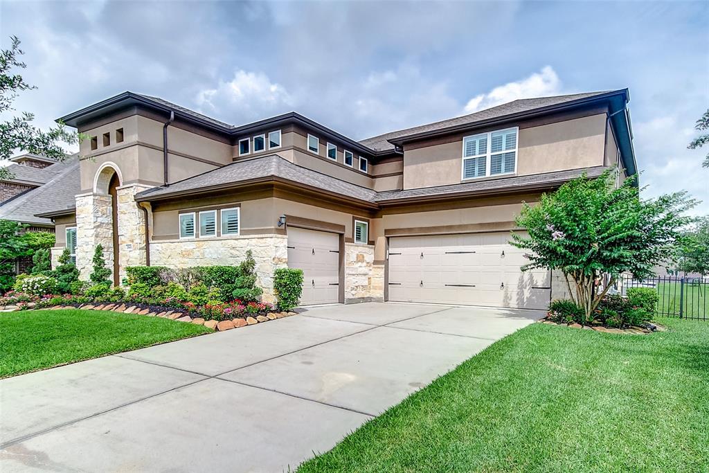 25806 Oakwood Knoll Drive Katy, Texas Spectacular and stunning 2 stories Monterrey Home located in a community with amazing lake view, fountains and recreation center. This gorgeous home features an open floor plan with 5 LARGE bedrooms, 4 Full and half baths. Master bed and guest suite are on 1st floor. Open and bright living area with lots of natural light, high ceilings, hard wood and travertine flooring throughout 1st floor. Large kitchen features granite countertops, fabulous backsplash and plenty of cabinets. Second floor huge game room, high tech media room and beautiful balcony with lake view. Home is zoned to high rated Katy ISD schools. Come and see this beautiful and well-kept home!!!
