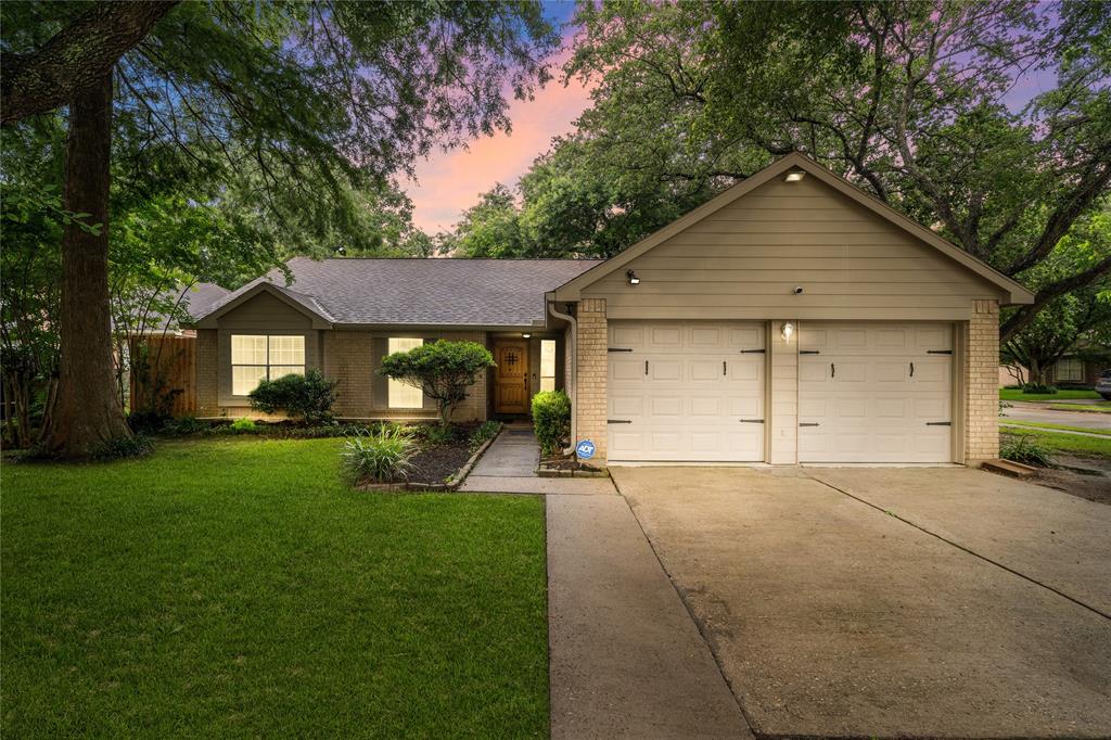 301 Foxtail Court, League City, TX 77573