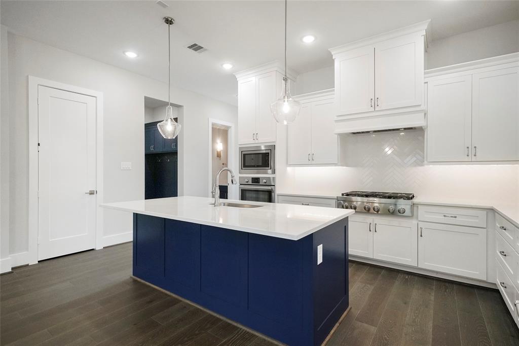 1957 2 Glosridge Drive, Houston, Texas 77055, 4 Bedrooms Bedrooms, 8 Rooms Rooms,4 BathroomsBathrooms,Single-family,For Sale,Glosridge,70918415