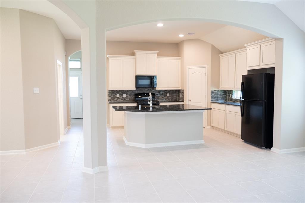 6 Salado Vista Court The Woodlands, Texas Sterling Ridge - The Woodlands, Magnolia Schools, - "Lanai" floor0 plan by Chesmar Homes with Green Certifications & Energy Star - All appliances included. This single story home has 3 bedrooms with 4th/study option, 2 full baths, 2 car attached garage, covered patio on a large, fenced culture-de-sac lot. Beautiful tile floors, neutral carpet, high ceilings and 1 inch blinds on all windows.The spacious family room is open to the breakfast area and kitchen which has a large island. Enjoy breakfast bar seating large and a large pantry, GE appliances. The kitchen has wood cabinets, granite counters and glass tile backsplash. Master suite with bayed window overlooking backyard and master bath with tub and shower, double-bowl vanity, granite countertops & walk-in closet. The utility room is conveniently located off the kitchen and the open floorplan is well designed for easy living. Walk to May Valley Park w/ lighted Tennis & Basketball courts splash pad and park.
