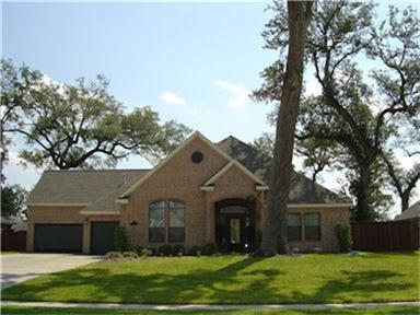 116 Deerwood DR, Lake Jackson, TX 77566