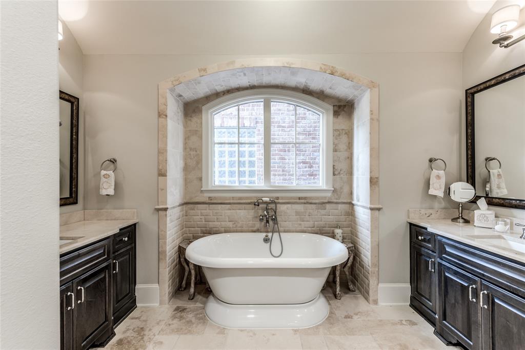 1010 3 Nantucket Drive, Houston, Texas 77057, 4 Bedrooms Bedrooms, 11 Rooms Rooms,4 BathroomsBathrooms,Single-family,For Sale,Nantucket,68064743