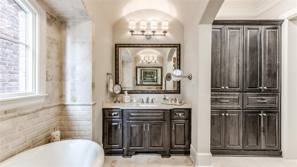 1010 3 Nantucket Drive, Houston, Texas 77057, 4 Bedrooms Bedrooms, 11 Rooms Rooms,4 BathroomsBathrooms,Single-family,For Sale,Nantucket,68064743
